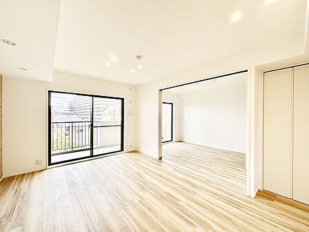 明るい陽光が注ぎ、寛ぎの雰囲気に満たされるリビングダイニング