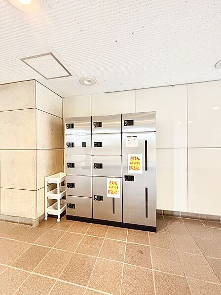 不在時にも荷物が受け取れる宅配BOX付。荷物の受け取りが多い方も安心です!