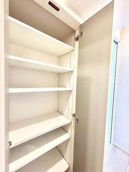 廊下収納。掃除道具や季節の小物を収納することができます。