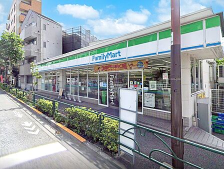 コンビニ 102m ファミリーマート 高田三丁目店