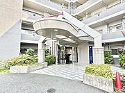 外観 綺麗なエントランスは、居住者を優しく迎えいれてくれます  