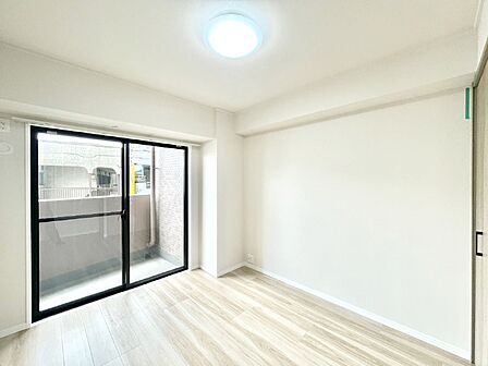 内装「無料オンライン相談」受付中！バルコニーが開放感をプラスしてくれる洋室  