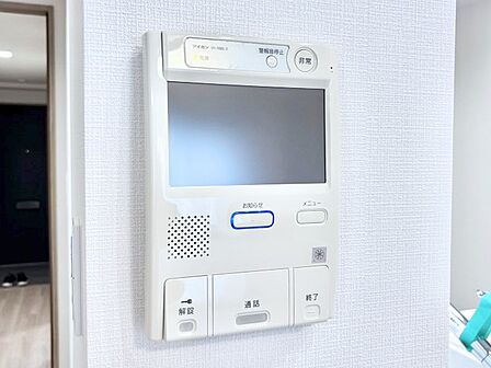 訪問者が一目でわかる安心のTVモニター付きインターホン。