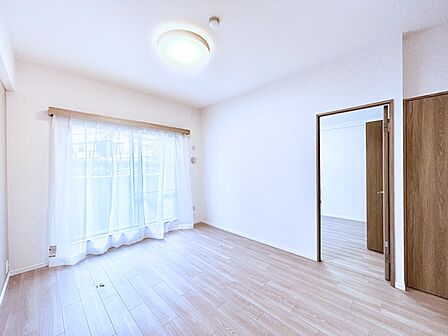 大きな窓からたっぷりの陽光と風を感じられるダイニング