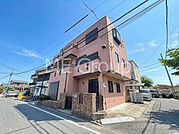 2面が道路に面した角地で陽当りも良好な屋上付きの3階建て