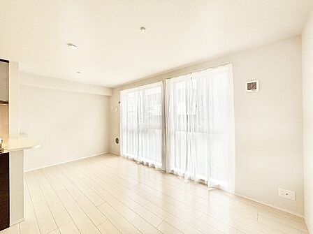 大きな窓からたっぷりの陽光と風を感じられるダイニング