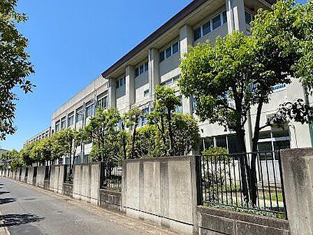 久本小学校 870m
