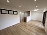 リビング/ダイニング：LDKの別角度です。対面式キッチンは使い勝手が良く、リビング全体を見渡すことができます♪