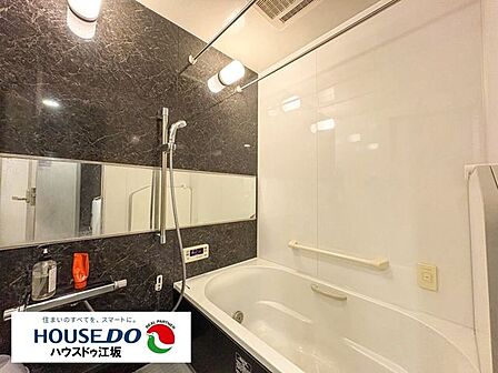 落ち着いた高級感のある浴室で、毎日のバスタイムをゆったり楽しめます♪大きなミラーで空間も広く感じられ、浴室乾燥機付きで雨の日のお洗濯にも便利!一日の疲れを癒せる快適なバスルームです♪