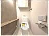 トイレ：スタイリッシュなアクセントクロスがおしゃれなトイレ空間です！温水洗浄便座付きで毎日快適に使用できます♪トイレットペーパーのストックなどに便利な吊戸棚も付いており、すっきりとした空間を保てますね！