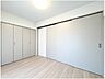 洋室：クローゼットのあるお部屋！荷物を収納することでお部屋をスマートに見せることができます。