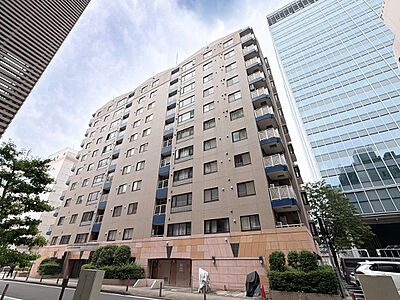 外観：統一した色調でデザインされたマンションは周囲と調和した景観を生み出しています。