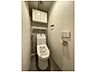 トイレ：清潔感のある温水洗浄機能付きのトイレです！上部には扉付きの吊戸棚があり、トイレットペーパーのストックや掃除用具を人目に触れず保管できます！壁面にリモコンが設置されており、操作もスムーズで快適です！