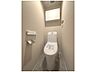 トイレ：トイレは快適な温水洗浄便座付です。いつも清潔な空間であるよう配慮された造りです。