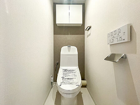 温水洗浄便座付きの快適なトイレです!上部にはペーパーや掃除用品を収納できる便利な棚が設置されています。白を基調とした清潔感のある空間で、毎日気持ちよくお使いいただくことができます♪