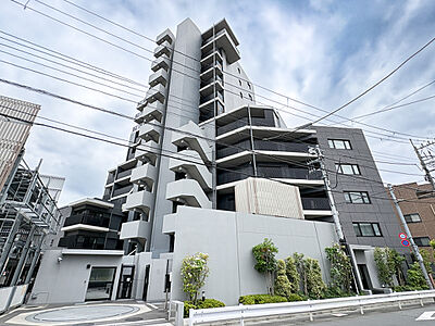 外観：鮮やかな緑を効果的に纏った外観。爽やかな風がそよぐ心温まるお部屋へ優しく誘います。