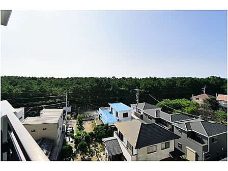ワンシーンを切り取った写真のような眺望。窓からの景色が良いと家で過ごす時間も快適です。