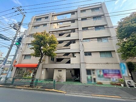落ち着いた街並みに馴染むスタイリッシュな外観デザインのマンションです!周辺環境の雰囲気とも調和しており、前面道路も整っているため毎日の通勤やお出かけの際もスムーズに出発していただけます♪