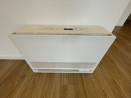 室内にすっきりと設置されたパネルヒーター！お部屋全体を均一に温めやすく、肌寒い季節も快適に過ごせます。シンプルなデザインでインテリアになじみやすく、安全面にも配慮された暖房設備です