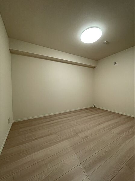 シンプルな間取りの洋室は、家具の配置がしやすく、寝室や書斎、ホビールームなど多彩な用途で活用可能です。落ち着いた雰囲気の内装で、リラックスできるプライベート空間として、快適な時間を過ごせます!