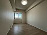 子供部屋：心地よい陽光がしっかり届く居心地の良い洋室です！毎朝気持ちよく目覚めることができる明るい環境が整っており、ベッドを置いて寝室としてはもちろん趣味を楽しむプライベート空間にもぴったりです！