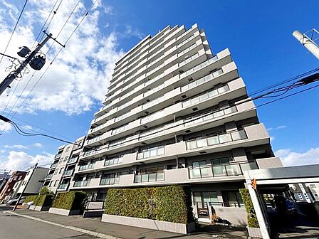 青空に映えるスタイリッシュで重厚感のあるマンション外観です！周辺は落ち着いた街並みとなっており、毎日の通勤や通学はもちろん休日のお出かけからご帰宅された際にも安心感を与えてくれる佇まいです