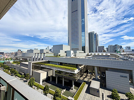バルコニーからの眺望。近隣の建物との間隔もしっかり取られて風通し良好です。