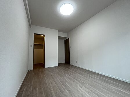 独立性の高い配置で静かに過ごせるクローゼット付きの洋室です!ご夫婦の寝室としてはもちろん、集中して作業や仕事を行いたい方のテレワークスペースや書斎としても快適にお使いいただけるお部屋です!