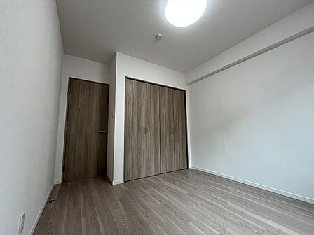 明るい室内と使いやすい木目調ドアが魅力的で落ち着いた雰囲気のお部屋です!大きなクローゼットが付いているためお部屋を広く使うことができ、ベッドや学習机を置いてもゆったりとお過ごしいただけます♪