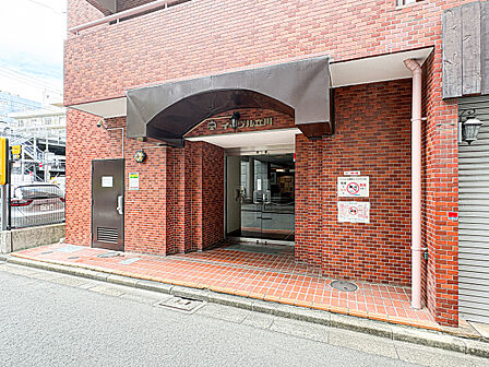 統一した色調でデザインされたマンションは周囲と調和した景観を生み出しています。