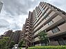 外観：隙のないフォルムを包み込む植栽に囲まれたマンション。綺麗に手入れされております。