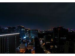 お部屋からの夜景。ビル群の明かりが落ち着きある雰囲気を醸し出しています。
