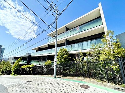 外観：上大岡駅まで徒歩5分の低層地域に位置する本マンション。2017年築の総戸数99戸、ペット飼育可能です♪