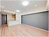 リビング/ダイニング：お部屋の形が綺麗なリビングの為、テーブルやソファなどの家具を一通り置くことができそうです♪