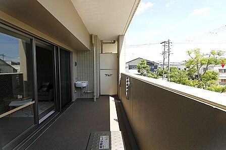 開放感のあるバルコニーで気持ちの良い時間を