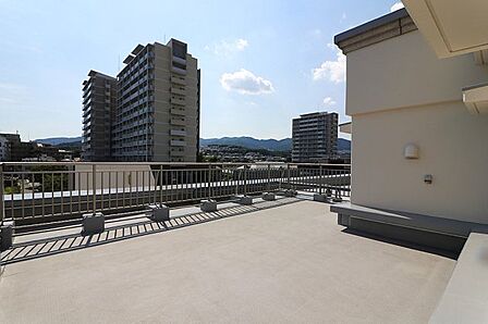 洗濯物もよく乾く開放的なバルコニー。休日は外の空気を感じてひと息つけます。
