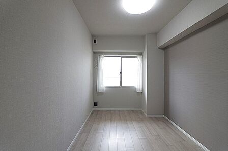 明るく落ち着いた洋室。家具も配置しやすいお部屋です。