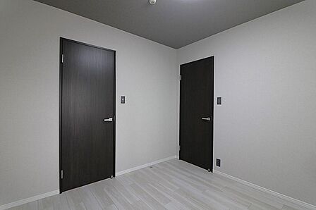収納も備えた使いやすい洋室。ご家族それぞれの時間を大切にできます。