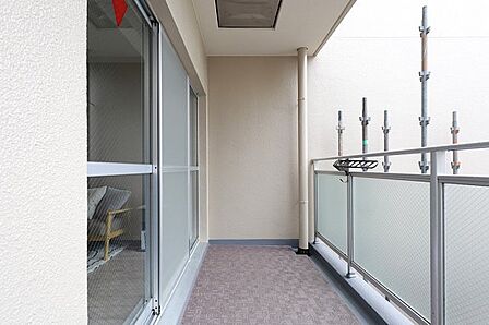 お布団も干しやすいゆとりの広さ。日々の家事がしやすいバルコニーです。