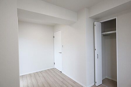 収納も備えた使いやすい洋室。ご家族それぞれの時間を大切にできます。