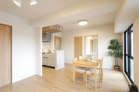 ダイニングからキッチンまで見渡せる間取り。配膳や片づけの往復が短く、家族の会話が続きます。※家具はイメージです