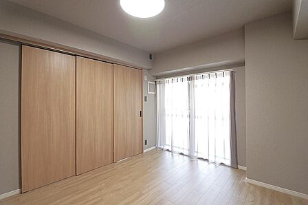 大容量のクローゼットを備えた洋室。荷物をしまえば広く使え、寝室にもお子様のお部屋にも合わせやすい一室です。