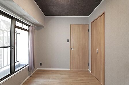 天井のアクセントが落ち着きを添える洋室。カーテンや家具で自分好みに仕上げられ、使い方を選ばない一室です。