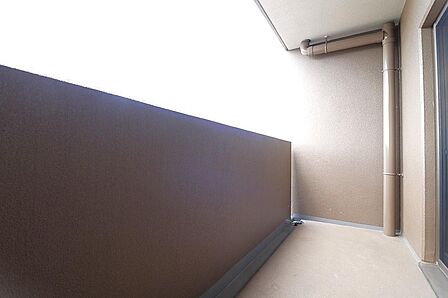お部屋の外に広がるバルコニー。ちょっとした荷物置きにも使えて、暮らしにゆとりが生まれます。