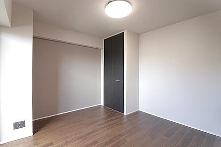 ベッドを置いても余裕のある洋室。ご夫婦の寝室にも、お子さまの個室にもお使いいただけます。