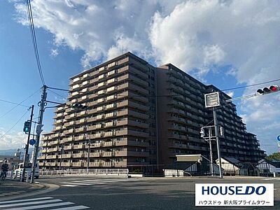 外観:重厚感のある堂々とした佇まいの外観。高層階からは開放的な眺望を楽しめます。 外観:重厚感のある堂々とした佇まいの外観。高層階からは開放的な眺望を楽しめます。