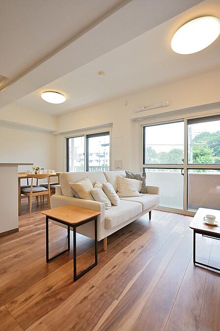 木目の温もりと淡く優しい色合いが調和したナチュラルな空間。心地よい光が差し込み、家族の笑顔が自然と集まる開放的なリビングダイニングです。
