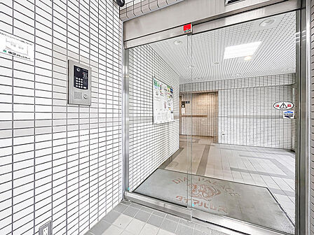 オートロック設備がエントランスに完備/安全・快適にサポートしてくれる、日々の暮らしに欠かせない嬉しい設備です。