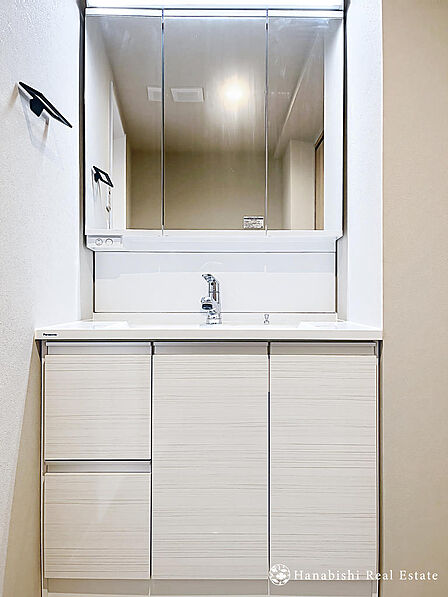収納力のある3面鏡付き洗面台。忙しい朝の身支度もスムーズに、お部屋全体を明るく演出します。