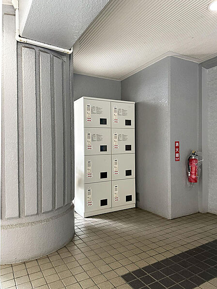 忙しい現代人の必須設備である宅配ボックスを設置。ネットショッピングの荷物や不在時の配達物も安心して受け取れます。